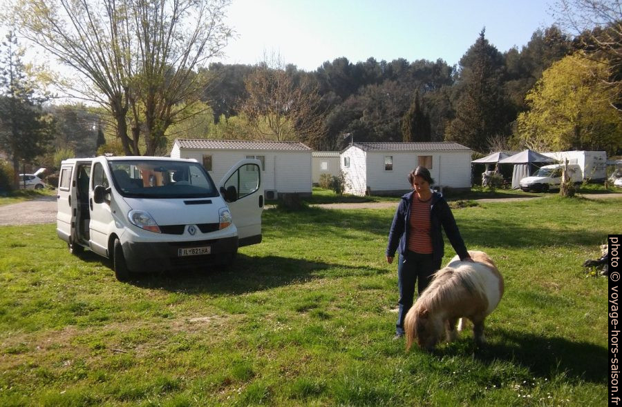 Alex avec le poney au Camping Vallon des Cigales. Photo © André M. Winter