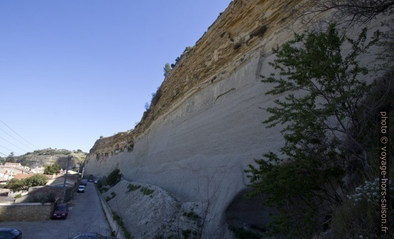 Colline du Baou bétonnée sur le versant côté mer. Photo © André M. Winter