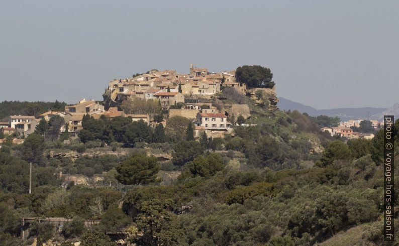 Miramas le Vieux sur sa butte rocheuse. Photo © André M. Winter