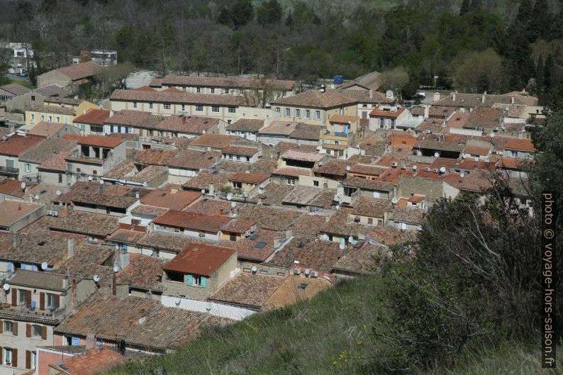 Toits du quartier du Pertuis de Saint-Chamas. Photo © Alex Medwedeff