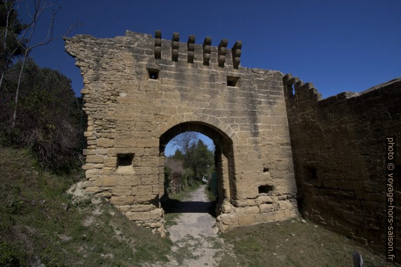 Porte du Fort sur le Chemin des Baumes. Photo © André M. Winter