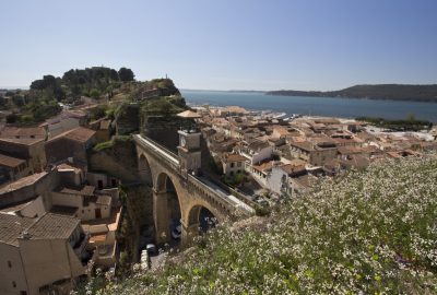 L'aqueduc de l'Horloge entre les collines des Moulières et du Baou. Photo © André M. Winter