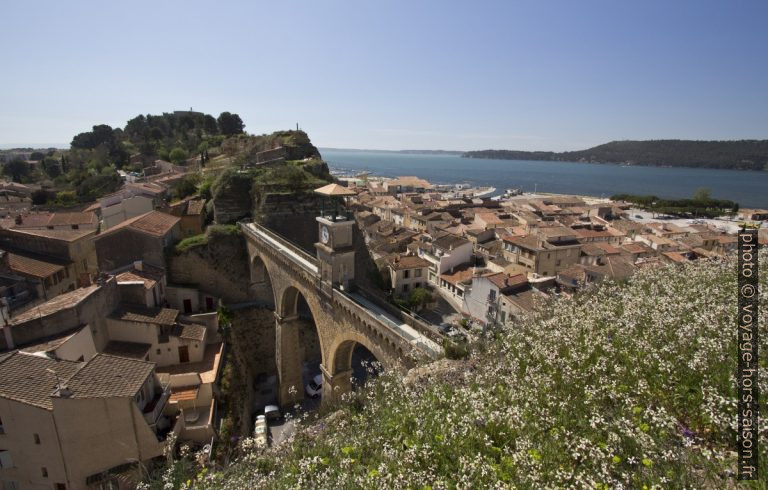 L'aqueduc de l'Horloge entre les collines des Moulières et du Baou. Photo © André M. Winter
