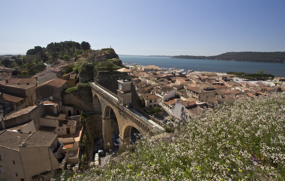 L'aqueduc de l'Horloge entre les collines des Moulières et du Baou. Photo © André M. Winter