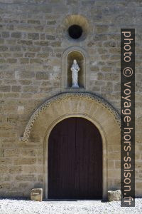 Portail avec cordon de dentelures de la Chapelle Saint-Julien Miramas le Vieux. Photo © Alex Medwedeff