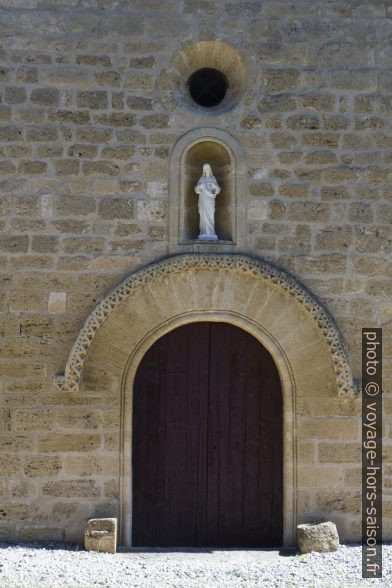 Portail avec cordon de dentelures de la Chapelle Saint-Julien Miramas le Vieux. Photo © Alex Medwedeff