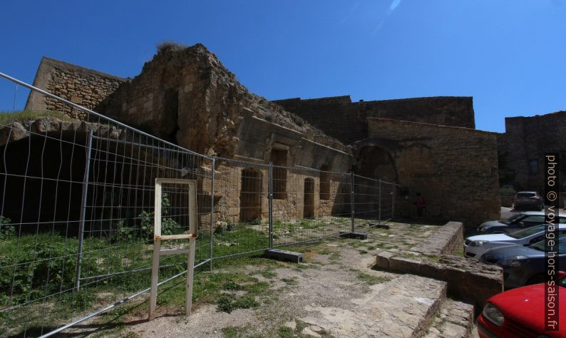 Vestiges de l'ancien château barrés sommairement. Photo © André M. Winter