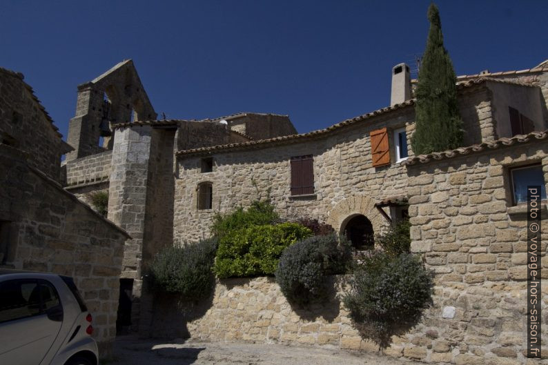 Église Notre-Dame-de-Beauvezer encastrée dans le village. Photo © André M. Winter