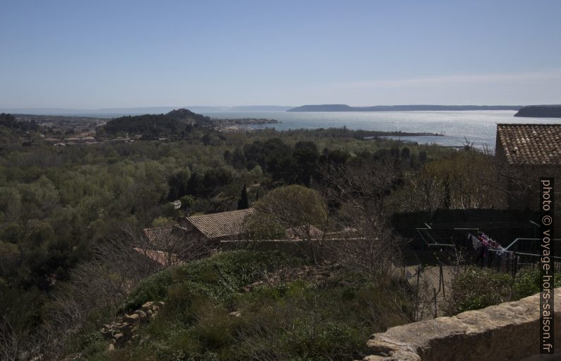 L'Étang de Berre vu de Miramas le Vieux. Photo © André M. Winter