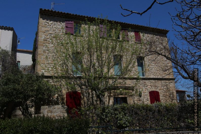 Maison aux volets rouges. Photo © André M. Winter