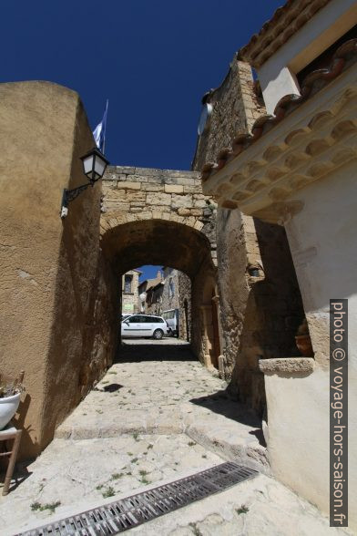 Passage voûté à Miramas le Vieux. Photo © André M. Winter