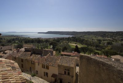 L'Étang de Berre vu par dessus Miramas le Vieux. Photo © André M. Winter