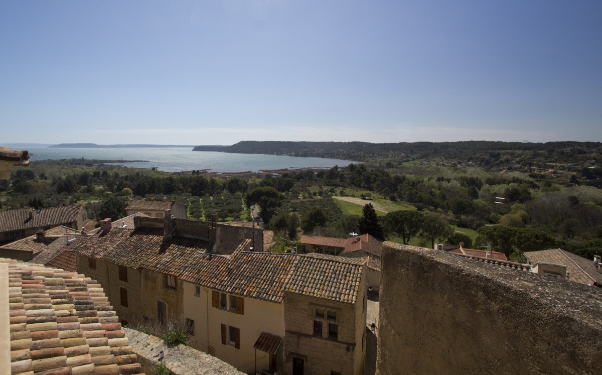 L'Étang de Berre vu par dessus Miramas le Vieux. Photo © André M. Winter