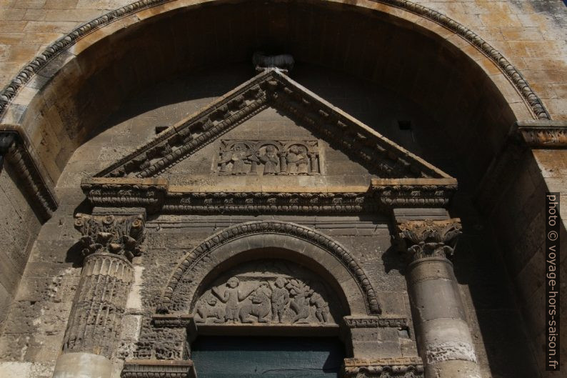 Détail des portails imbriqués de la Chapelle Saint-Gabriel de Tarascon. Photo © André M. Winter