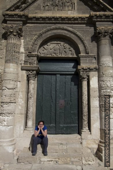 Alex assise devant le portail de la Chapelle Saint-Gabriel de Tarascon. Photo © André M. Winter
