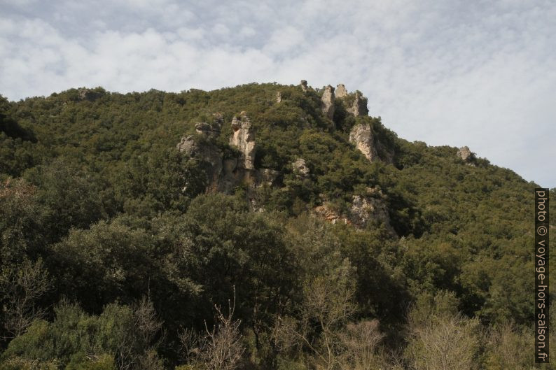 Promontoire de pitons dolomitiques et la Tour de la Liquisse. Photo © Alex Medwedeff