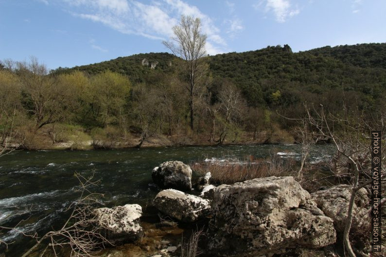 Blocs de calcaire bordant l'Hérault rive droite. Photo © André M. Winter