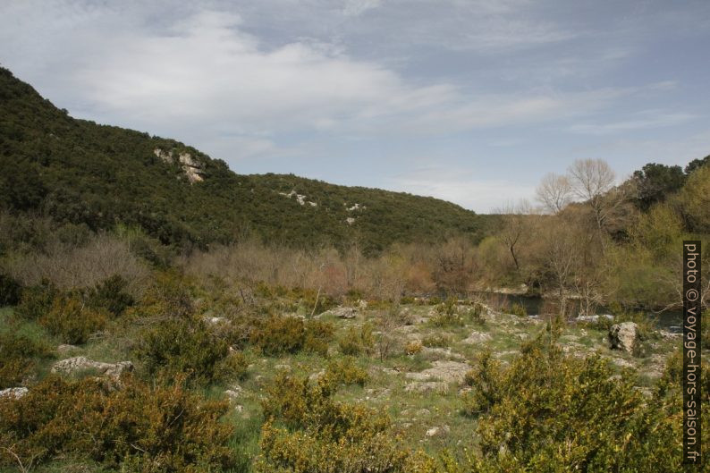 Plateau rive droite raboté par les crues. Photo © Alex Medwedeff