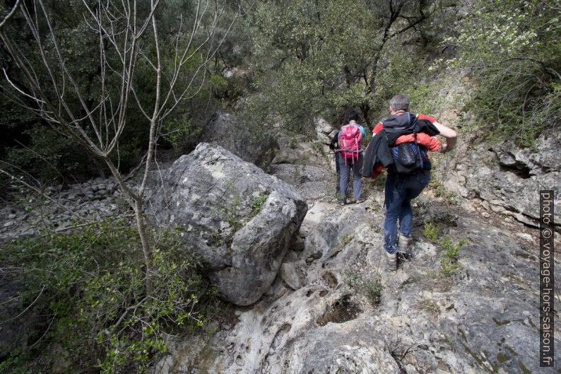 Passage rocheux non problématique dans la Combe de Rastenclas. Photo © André M. Winter