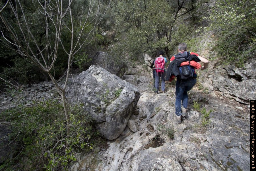 Passage rocheux non problématique dans la Combe de Rastenclas. Photo © André M. Winter