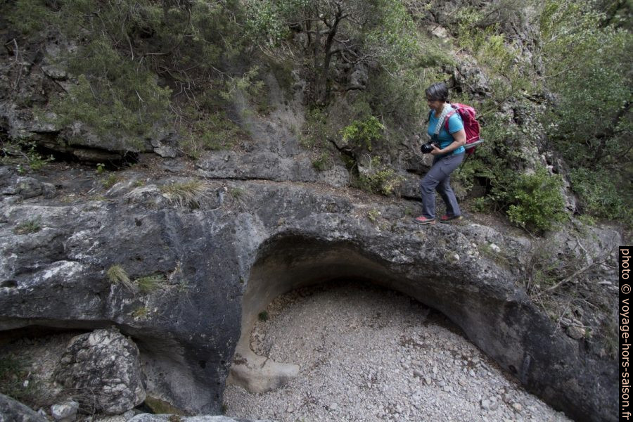 Alex passe aisément sur la bande rocheuse pour contourner la cascade sèche. Photo © André M. Winter