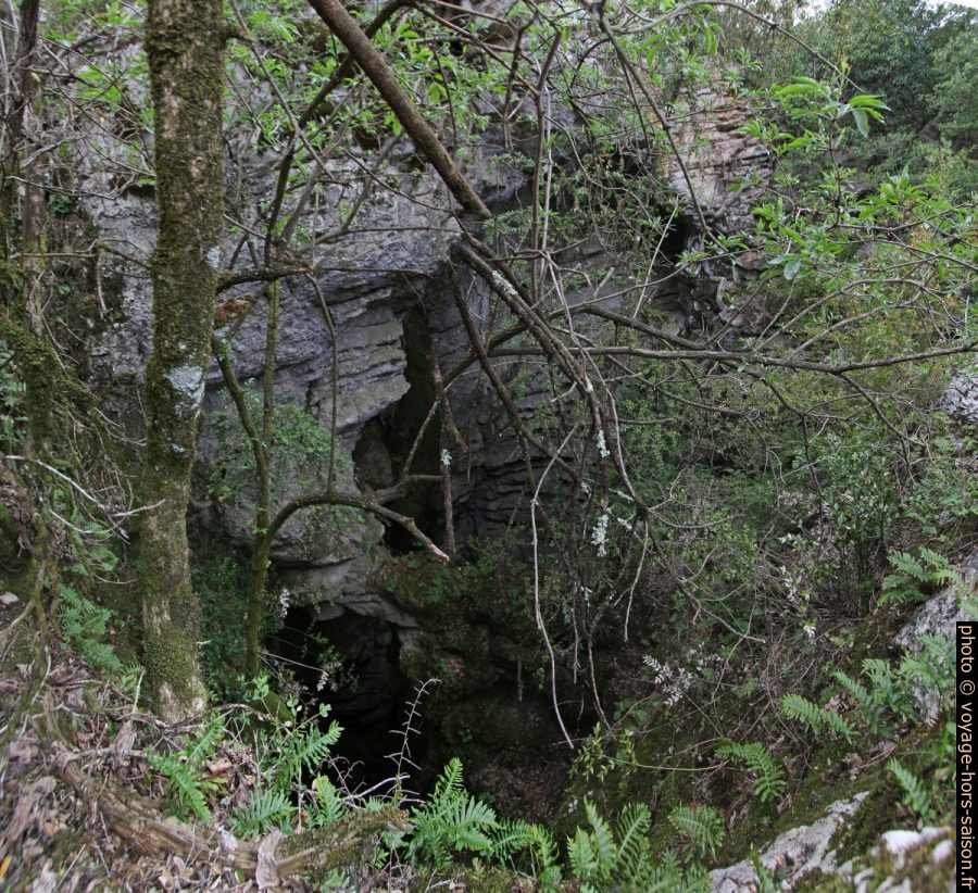 Vue dans l'ouverture principale de l'Aven des Colons. Photo © André M. Winter