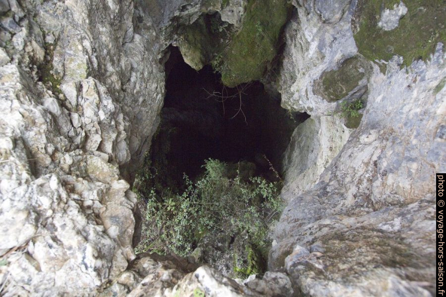Vue dans une cheminée à l'est de l'ouverture principale de l'Aven des Colons. Photo © André M. Winter