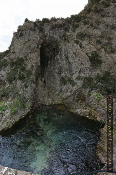 Entrée naturelle de la Grotte de Clamouse avec bassin d'eau. Photo © André M. Winter