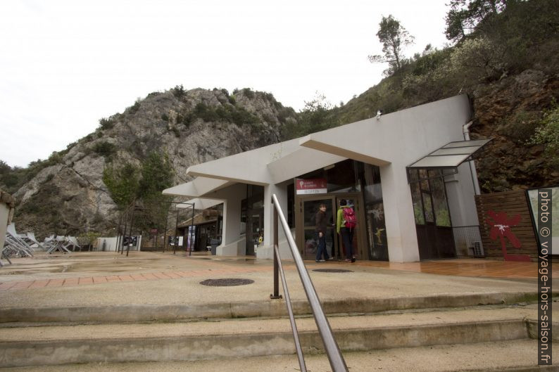 Bâtiment d'accueil de Grotte de Clamouse. Photo © André M. Winter