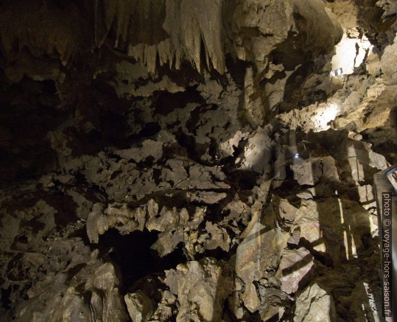 Voûte d'une salle corrodée par l'eau souterraine de la Grotte de Clamouse. Photo © André M. Winter