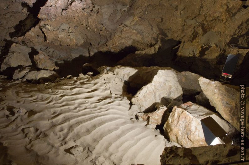 Sable déposé par la rivière souterraine de la Grotte de Clamouse. Photo © Alex Medwedeff