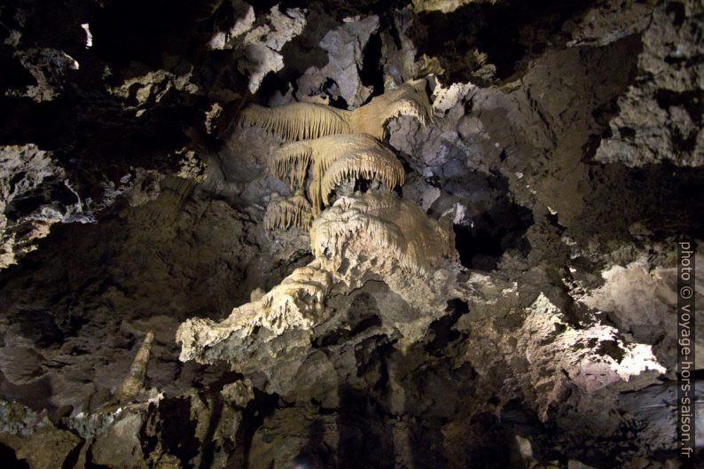 Draperies blancs-beiges dans la Grotte de Clamouse. Photo © André M. Winter