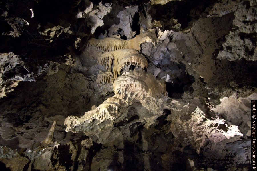 Draperies blancs-beiges dans la Grotte de Clamouse. Photo © André M. Winter