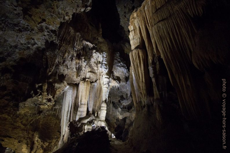 Colonnes et draperies dans la Grotte de Clamouse. Photo © André M. Winter