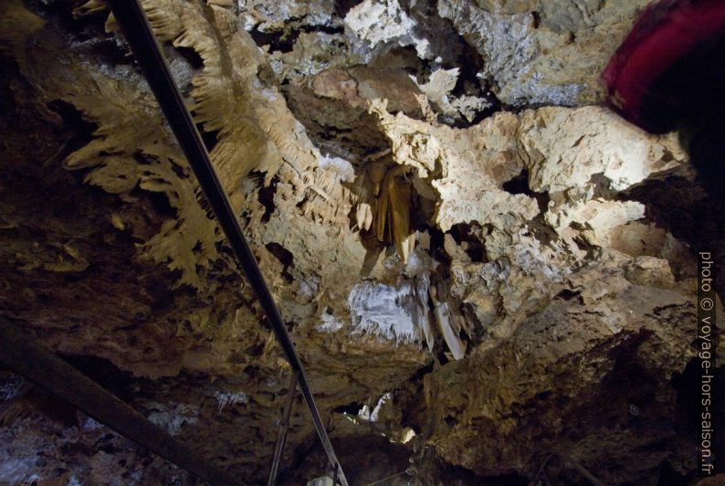 Draperies et zones érodées dans la Grotte de Clamouse. Photo © André M. Winter