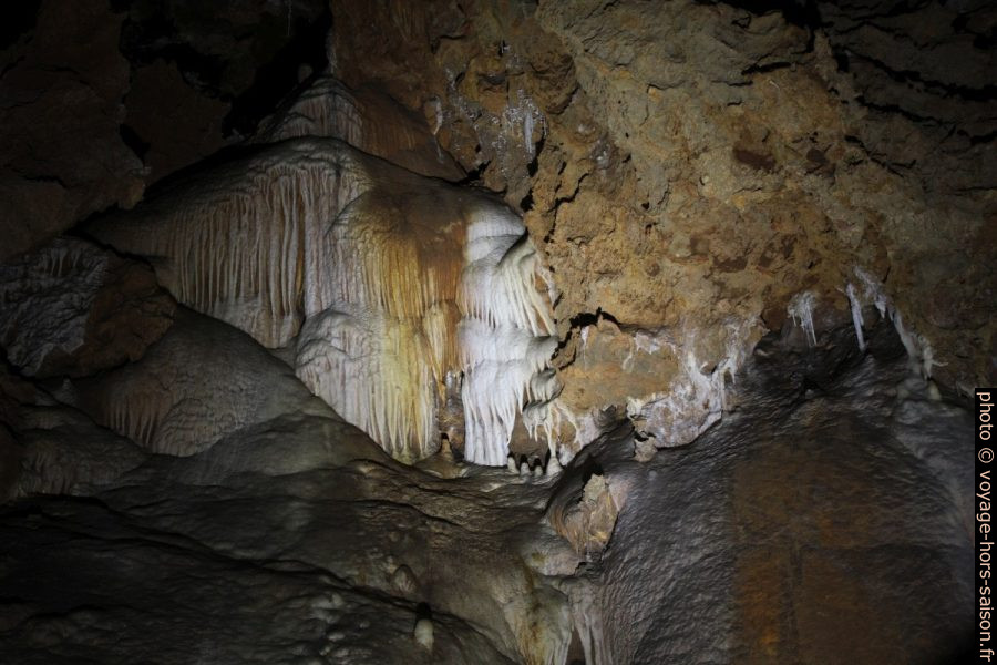 Drapeaux de la grande salle de la Grotte de Clamouse. Photo © Alex Medwedeff