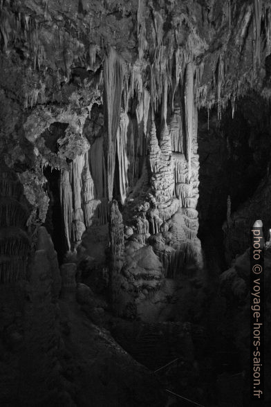 Grande colonne blanche dans la Grotte de Clamouse. Photo © André M. Winter