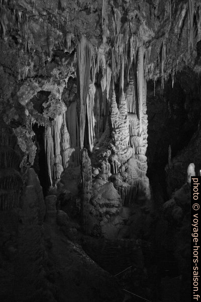 Grande colonne blanche dans la Grotte de Clamouse. Photo © André M. Winter