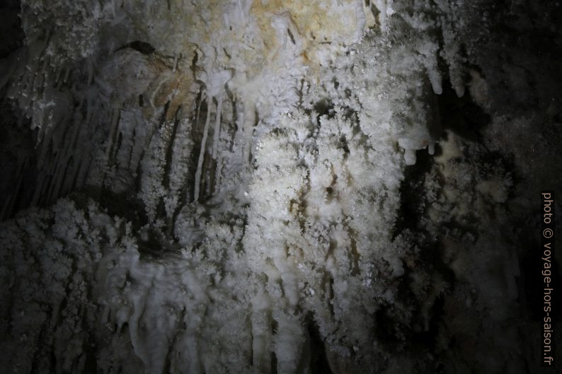 Stalactites couverts de cristaux dans la Grotte de Clamouse. Photo © Alex Medwedeff