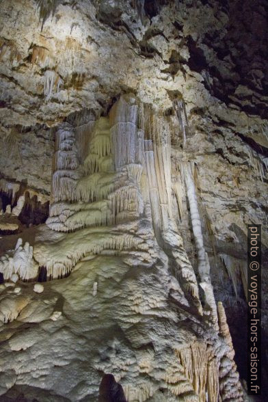 Mur couvert de concrétions calcaires blanches dans la Grotte de Clamouse. Photo © André M. Winter
