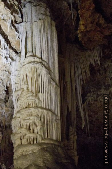 Colonne de drapaux dans la Grotte de Clamouse. Photo © André M. Winter