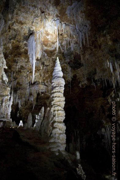 Grande stalagmite dans la Grotte de Clamouse. Photo © André M. Winter