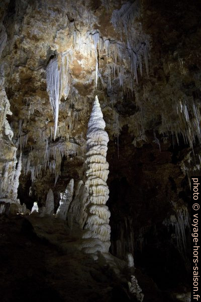 Grande stalagmite dans la Grotte de Clamouse. Photo © André M. Winter
