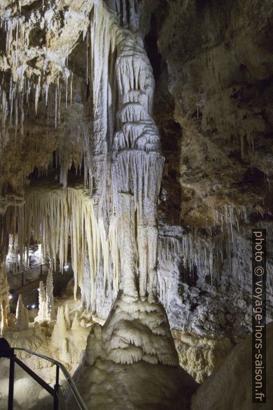Formes majestueuses dans Grotte de Clamouse. Photo © André M. Winter