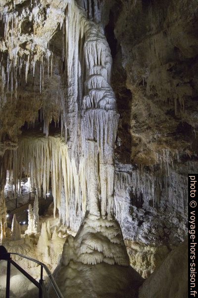Formes majestueuses dans Grotte de Clamouse. Photo © André M. Winter