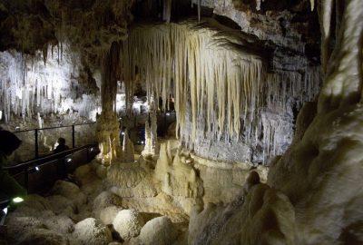 Le Couloir Blanc orné de cristaux d'aragonite dans la Grotte de Clamouse. Photo © André M. Winter