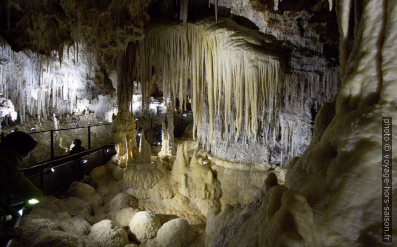 Le Couloir Blanc orné de cristaux d'aragonite dans la Grotte de Clamouse. Photo © André M. Winter