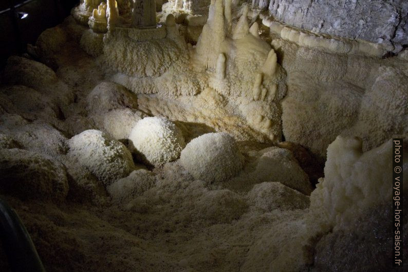 Cristaux d'aragonite dans la Grotte de Clamouse. Photo © André M. Winter