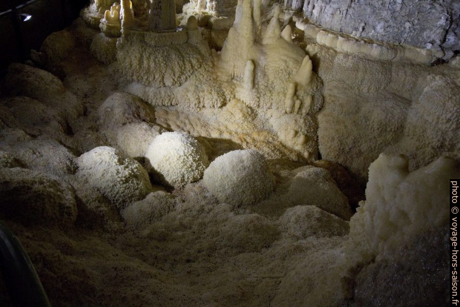 Cristaux d'aragonite dans la Grotte de Clamouse. Photo © André M. Winter