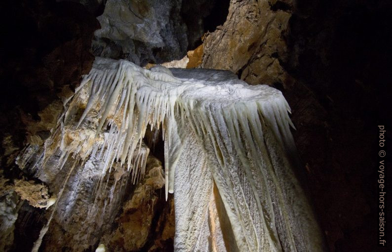 Drapeaux blancs dans la Grotte de Clamouse. Photo © André M. Winter